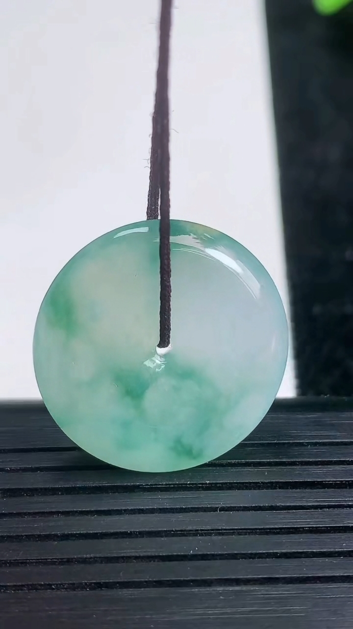 天然A货翡翠冰种飘花平安扣吊坠尺寸24.6-4.8重量:6.88g
3月21日