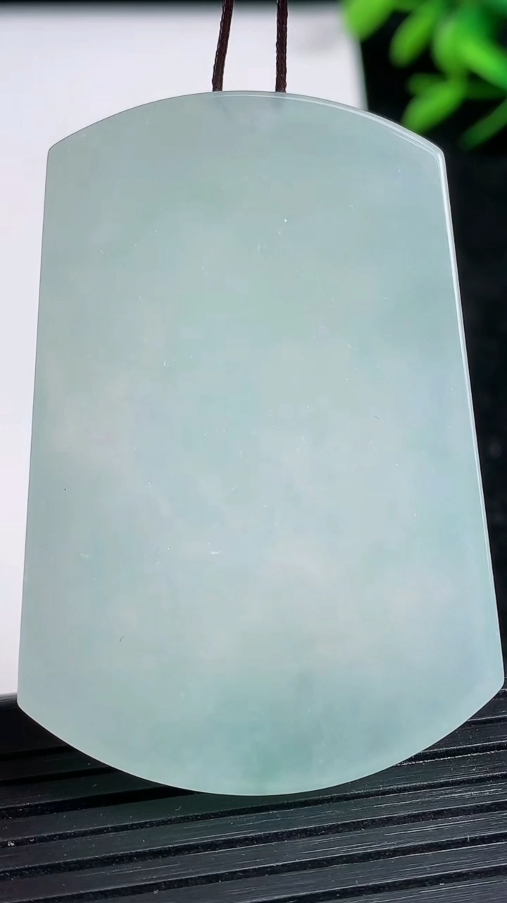 天然A货翡翠无事牌镶嵌件尺寸50.8-34.2-5.2重量:29.77g
3月21日