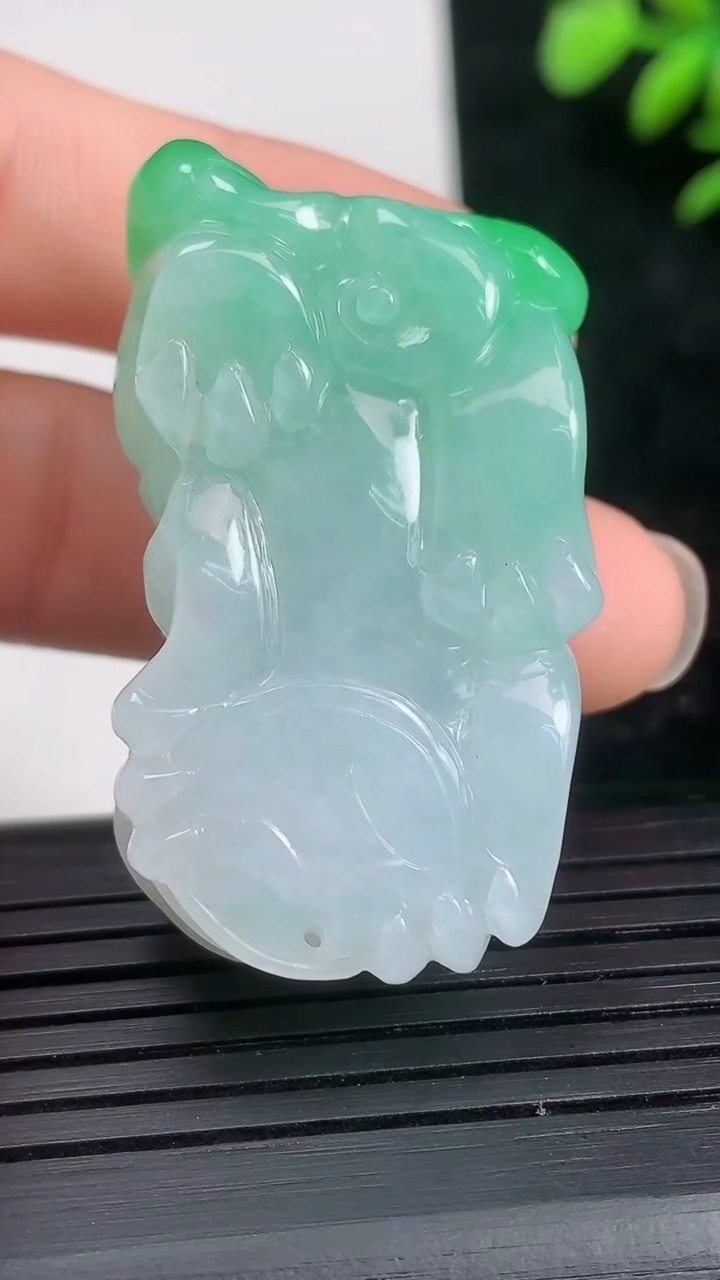 天然A货翡翠貔貅吊坠尺寸41.3-23.5-14.2重量:29.17g
3月21日