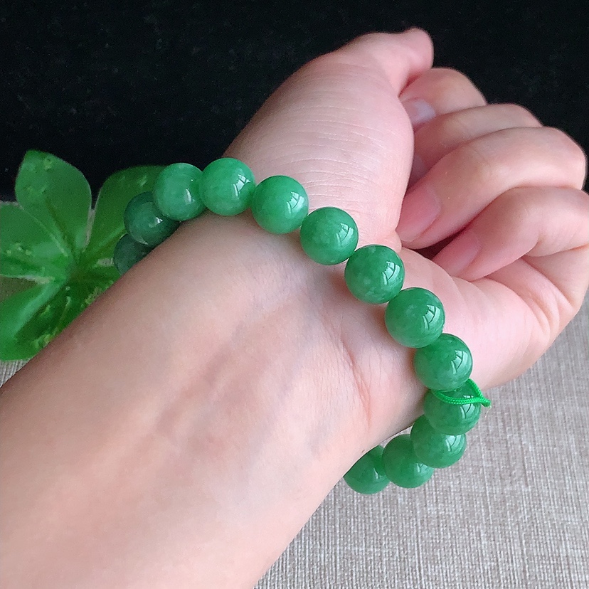 天然A货翡翠满绿圆珠佛珠手串19颗 
尺寸9.8mm 重量31.66g 0320