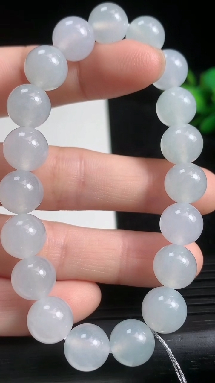 天然A货翡翠圆珠手串尺寸9.8-19颗重量:30.24g3月21日
工厂直销收藏佳品,种好水足，色泽