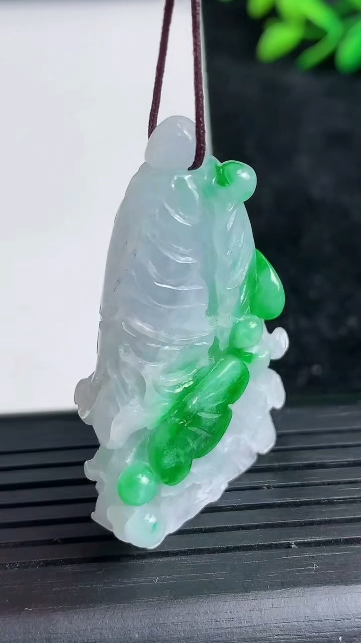 天然A货翡翠白菜吊坠尺寸42.3-26.3-11.8重量:17.39g
3月21日