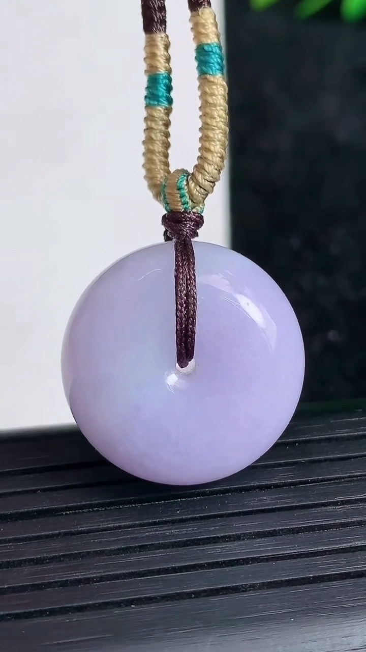 天然A货翡翠紫罗兰平安扣吊坠尺寸22.6-12.2重量:15.80g
3月21日