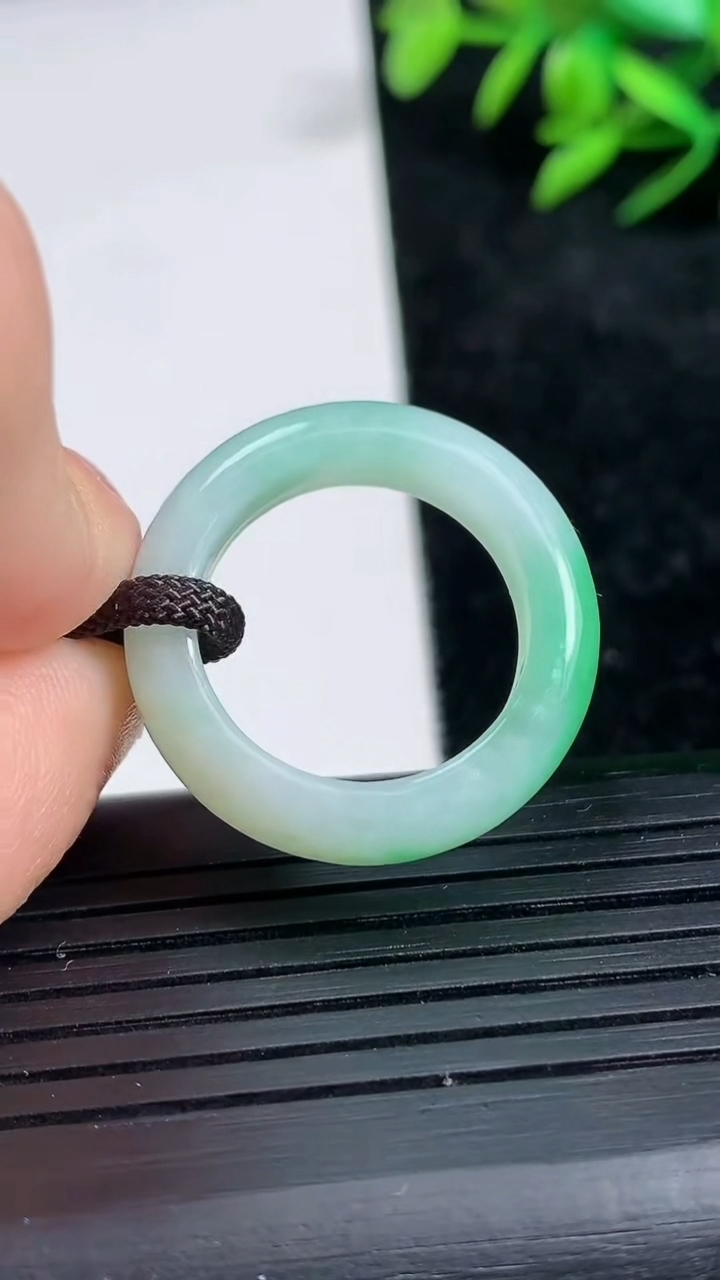 天然A货翡翠指环戒指尺寸18.1-5-3.5重量:4.50g2026年3月21日
工厂直销收藏佳品,种好水足，色泽均匀，有种有色，上手高大气！