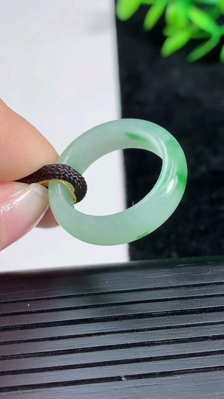 天然A货翡翠指环戒指尺寸17.3-5.5-2.6重量:3.44g2026年3月21日
工厂直销收藏佳品,种好水足，色泽均匀，有种有色，上手高大气！