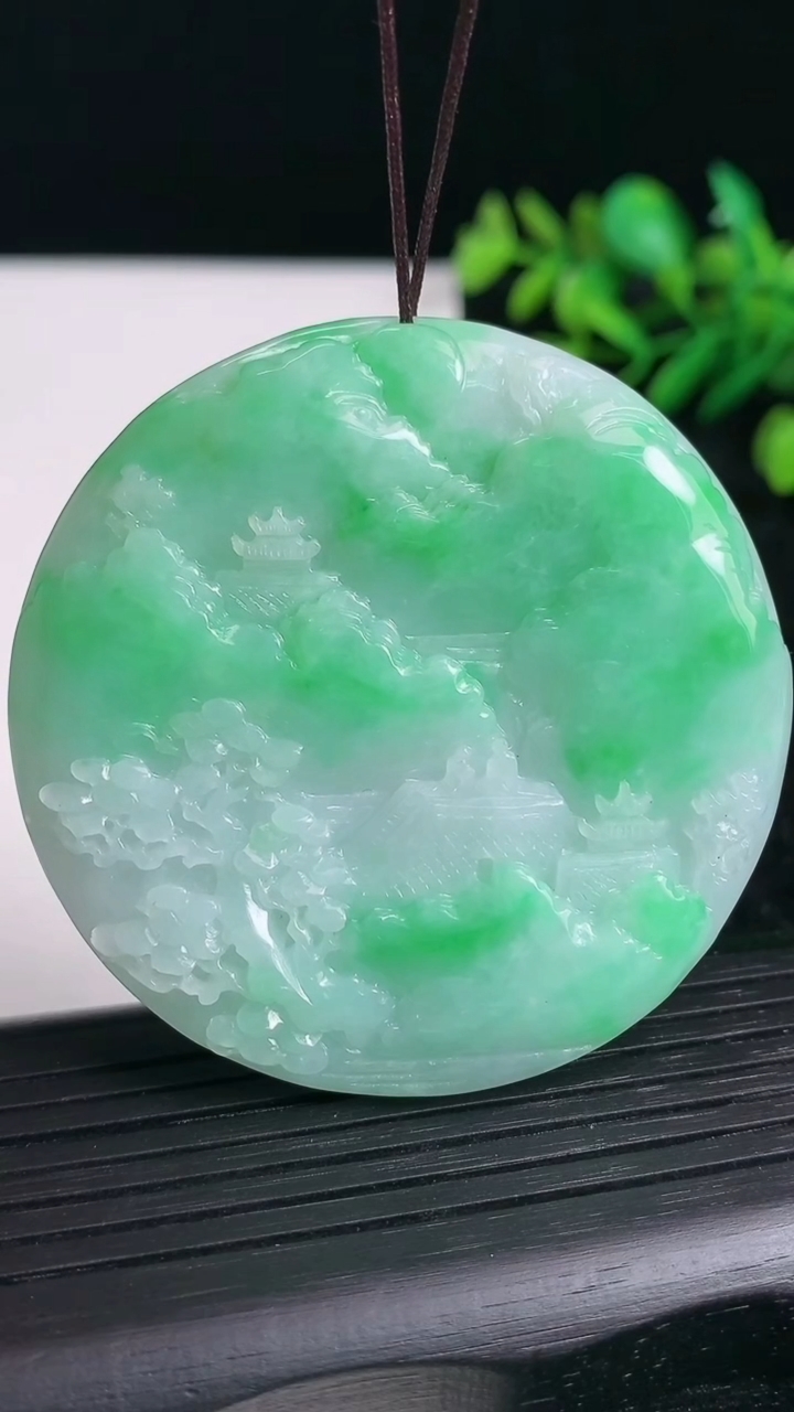 天然A货翡翠山水牌吊坠尺寸53.2-6.9重量:45.81g
3月21日