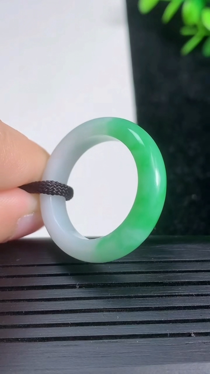 天然A货翡翠指环戒指尺寸19.8-4.8-3.5重量:4.70g2026年3月21日
工厂直销收藏佳