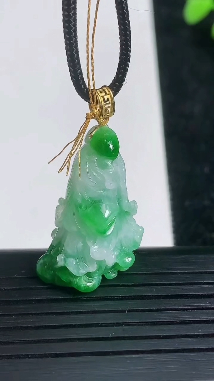 天然A货翡翠白菜吊坠尺寸27.4-18.5-13重量:7.26g
3月21日