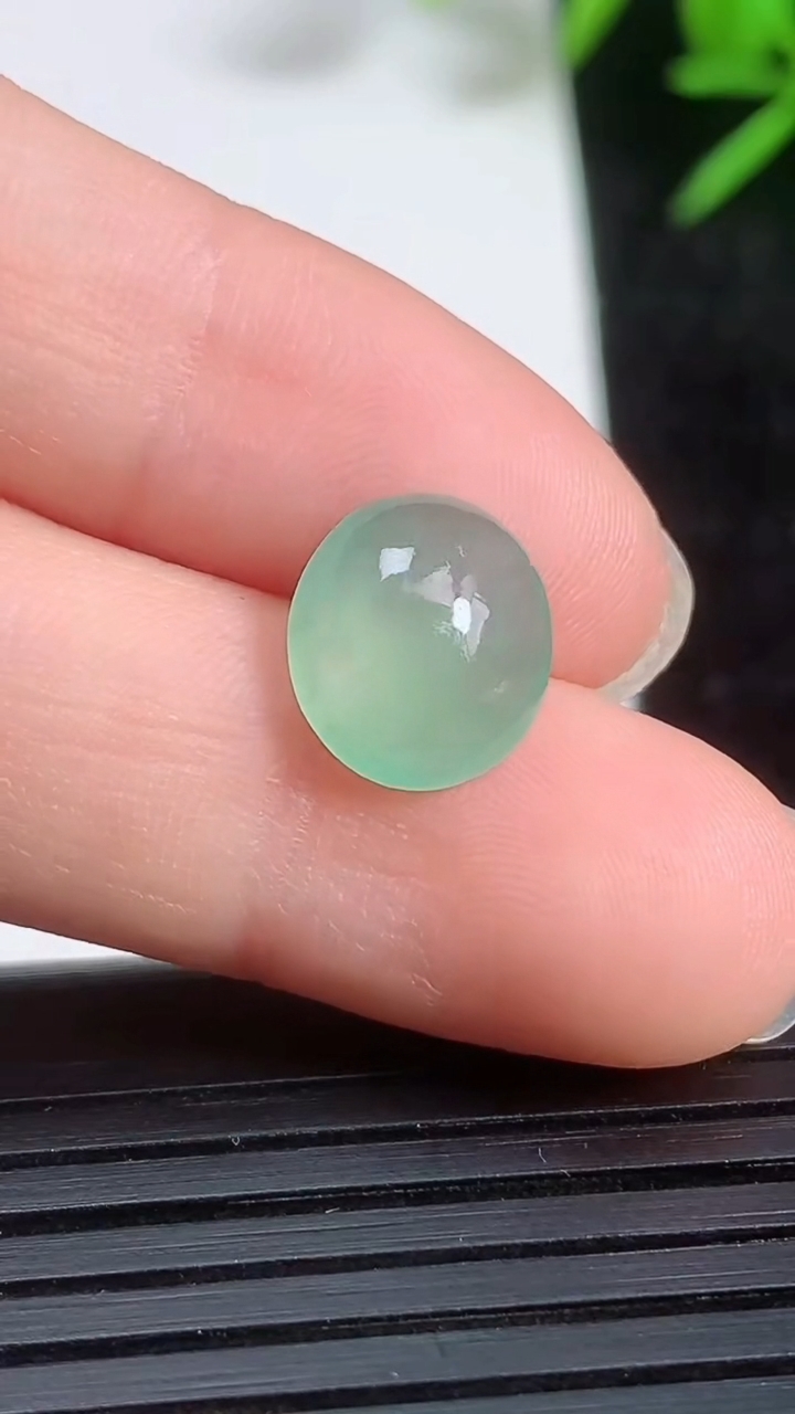天然A货翡翠蛋面镶嵌件尺寸10-8.9-3.8重量:0.62g
3月21日