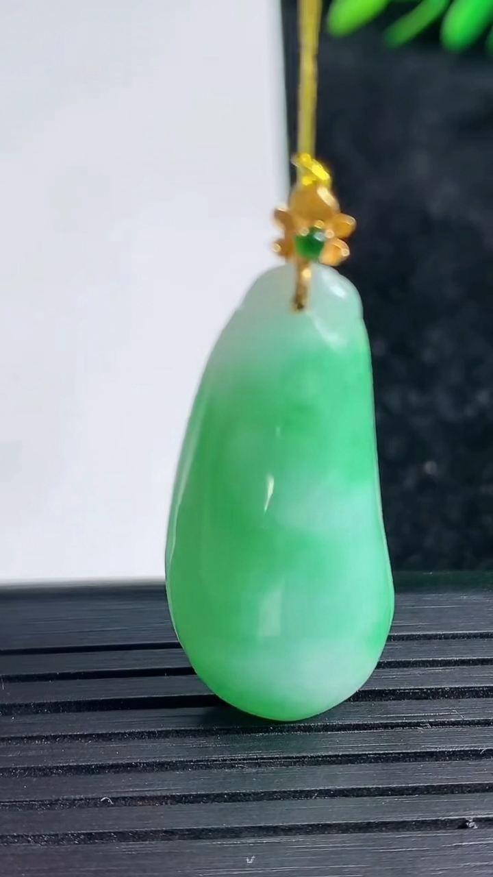 天然A货翡翠福瓜吊坠尺寸36-15.2-5.2重量:5.78g
3月21日