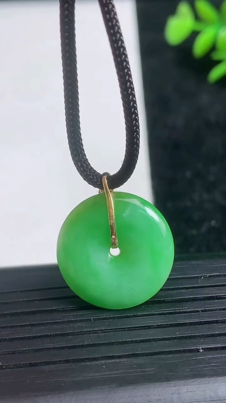 天然A货翡翠平安扣吊坠尺寸18.7-3.6重量:3.22g
3月21日