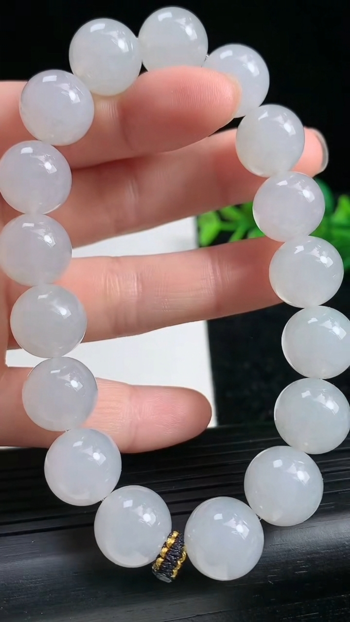 天然A货翡翠圆珠手串尺寸11.8-17颗重量:54.50g3月21日
工厂直销收藏佳品,种好水足，色泽均匀，有种有色，上手高大气！