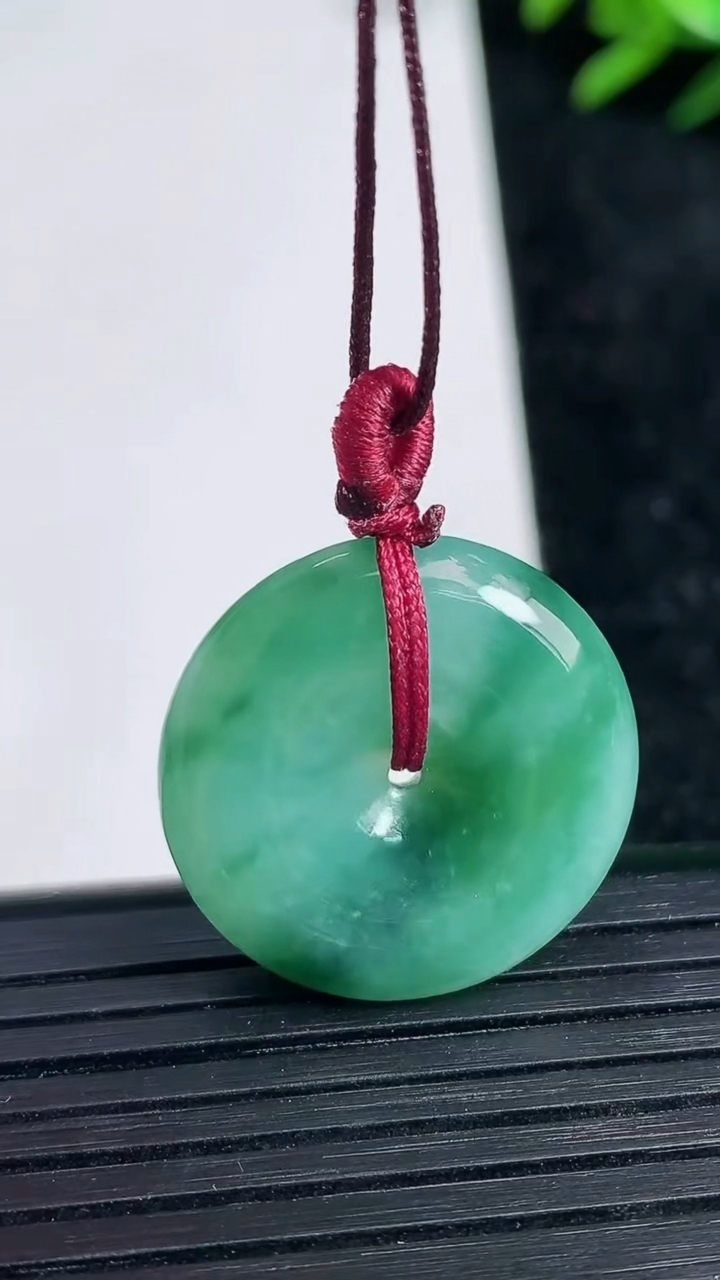 天然A货翡翠平安扣吊坠尺寸22.5-5重量:5.92g
3月21日