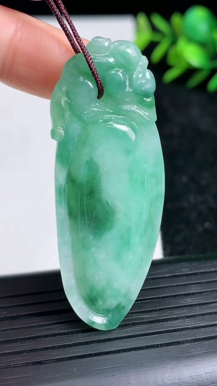 天然A货翡翠福瓜吊坠尺寸52.9-20.3-7.2重量:15.09g
3月21日