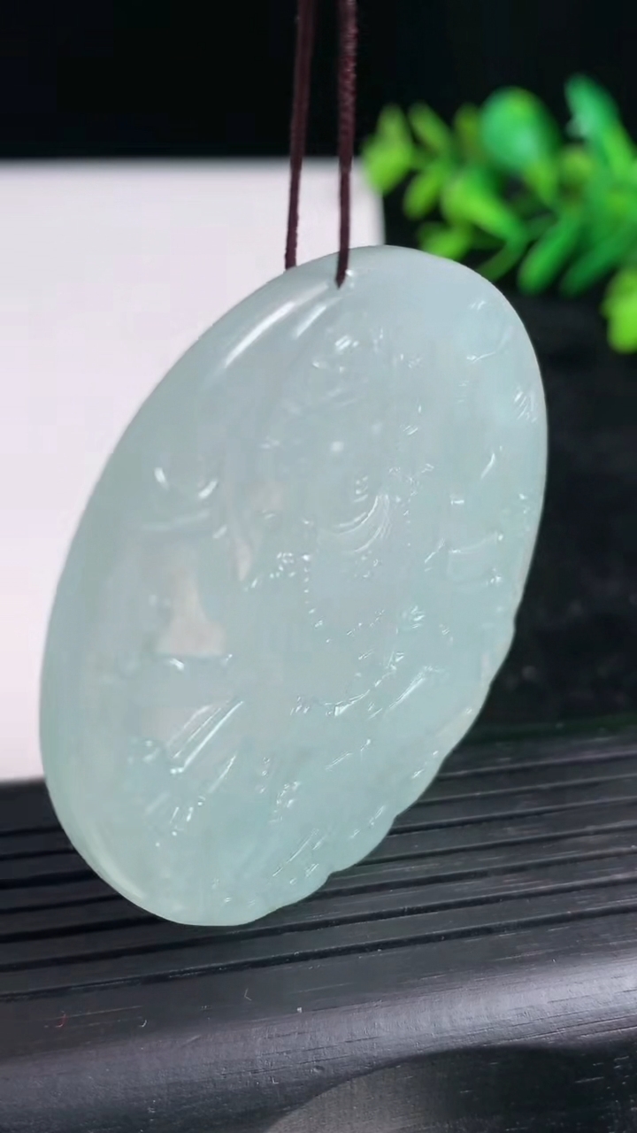 天然A货翡翠千手观音吊坠尺寸50.2-4.4重量:27.50g
3月21日