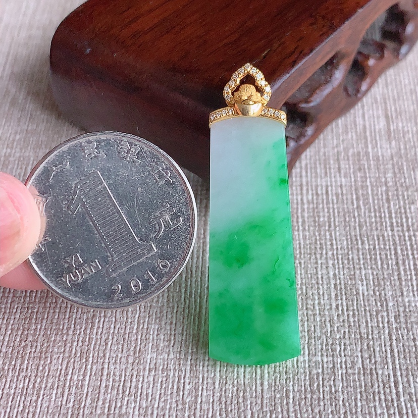 天然A货翡翠18K金伴钻镶嵌飘绿无事牌吊坠 
尺寸43-37.4-12.8-3.8mm 重量5.95g 0320