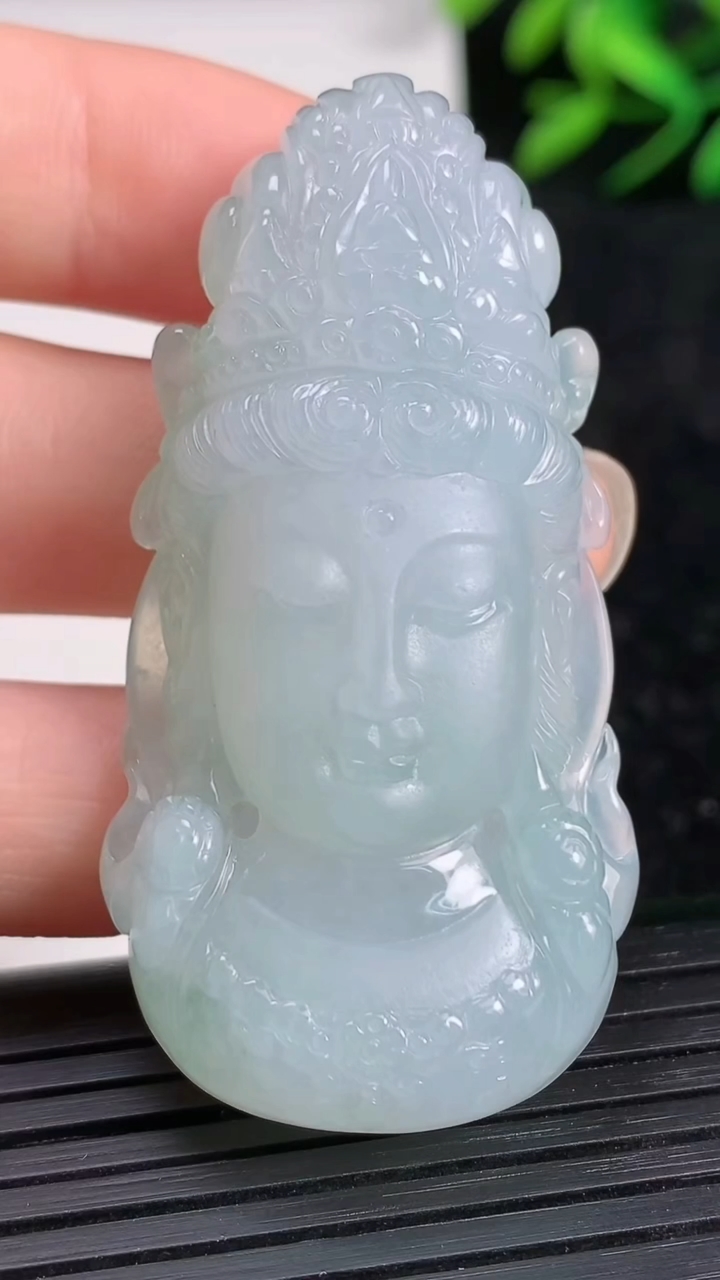 天然A货翡翠观音头吊坠尺寸52.7-25.5-11.8重量:29.66g
3月21日