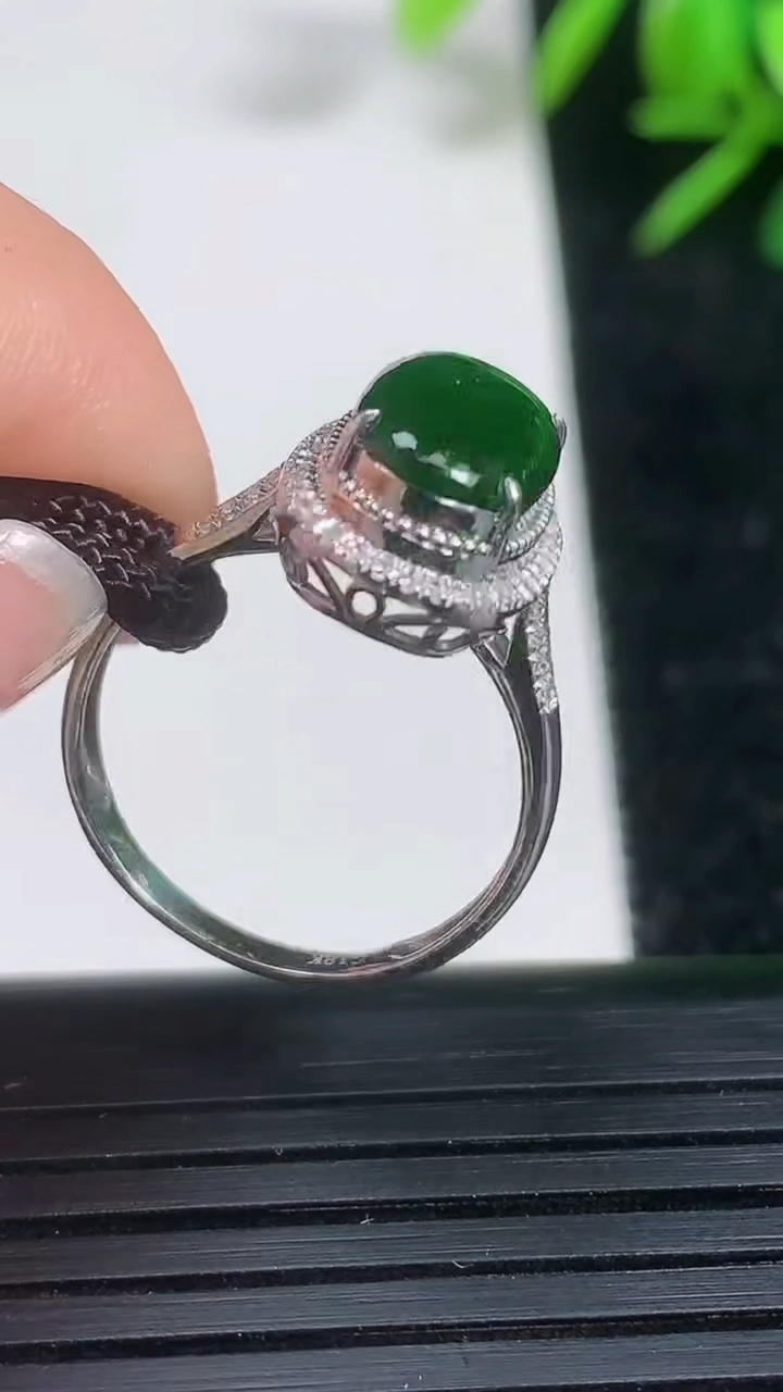 天然A货翡翠蛋面戒指尺寸16.8-12.1-6.6重量:2.33g2026年3月21日
工厂直销收藏佳品,种好水足，色泽均匀，有种有色，上手高大气！