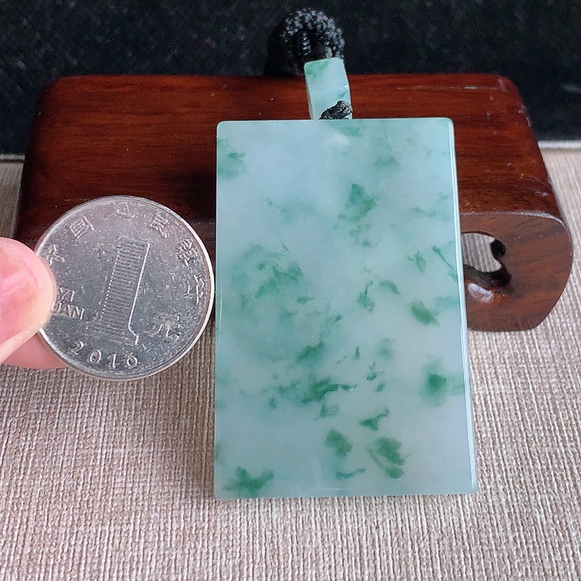 天然A货翡翠飘花无事牌吊坠 
尺寸53-35.6-5.8mm 重量40.44g 0320