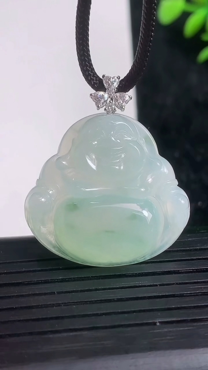 天然A货翡翠种飘花佛公吊坠尺寸27.5-29.4-5.4重量:7.45g
3月21日