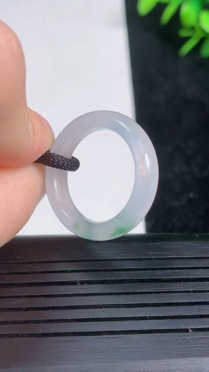 天然A货翡翠冰种飘花指环戒指尺寸18-4.8-3重量:3.60g2026年3月21日
工厂直销收藏佳品,种好水足，色泽均匀，有种有色，上手高大气！