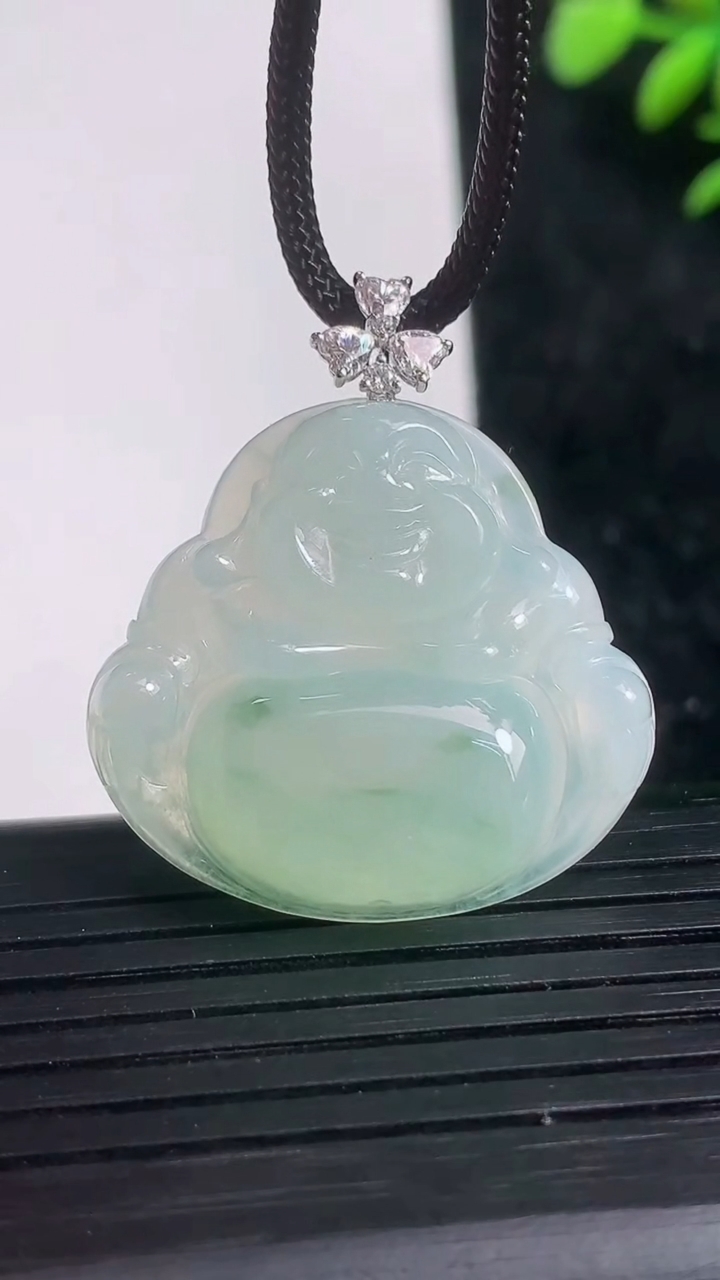 天然A货翡翠种飘花佛公吊坠尺寸27.5-29.4-5.4重量:7.45g
3月21日