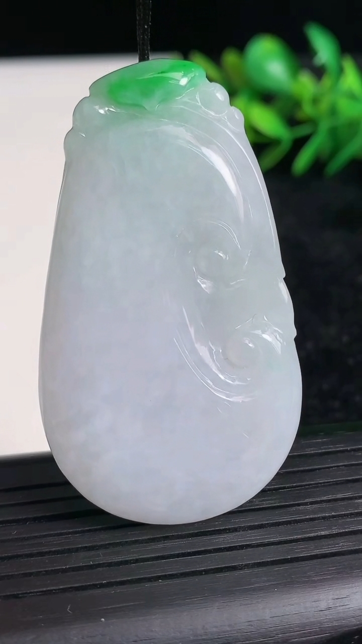 天然A货翡翠如意吊坠尺寸56-31.8-5重量:22.49g
3月21日