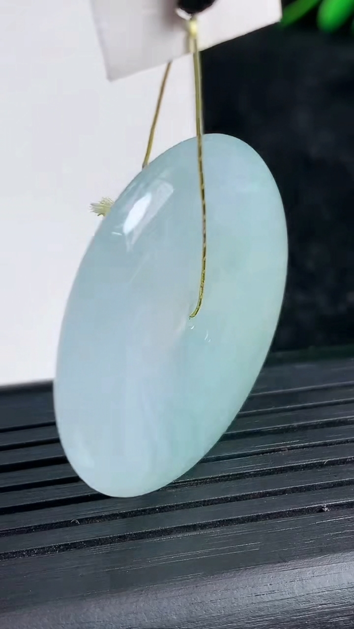 天然A货翡翠平安扣吊坠尺寸34.9-5.4重量:15.25g
3月21日