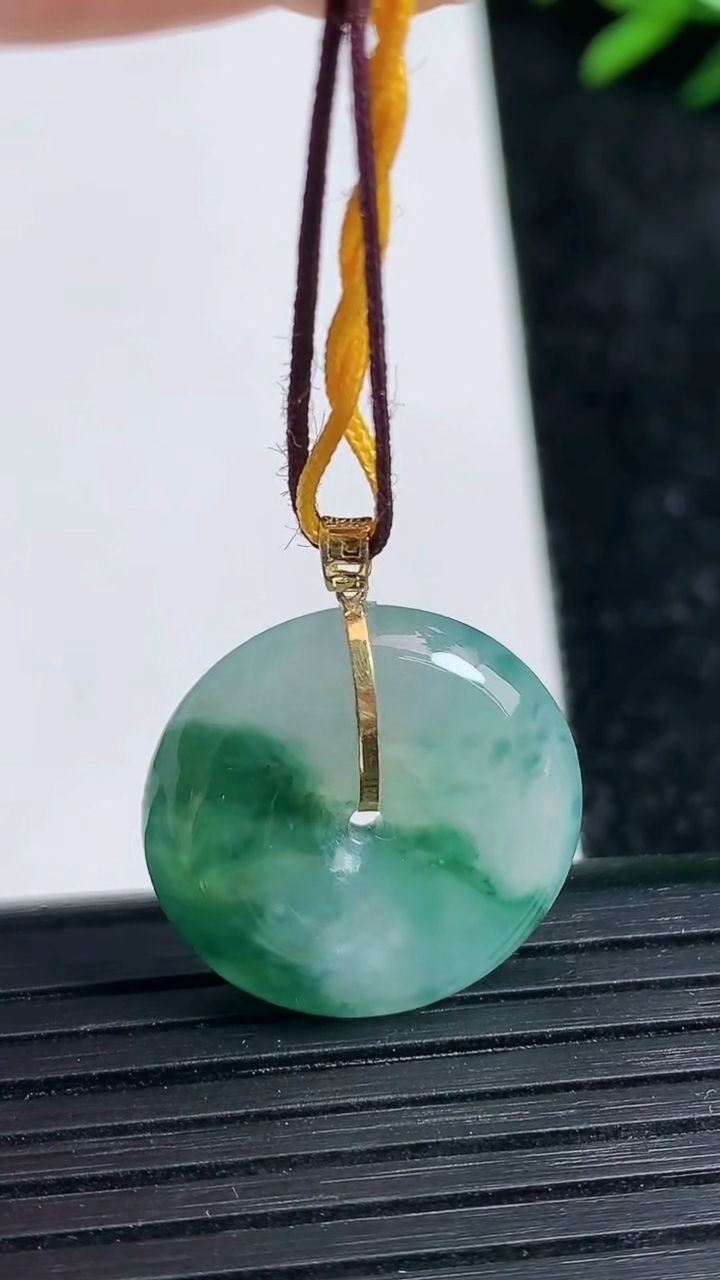 天然A货翡翠18K金飘花平安扣吊坠尺寸19.6-5重量:4.59g
3月21日