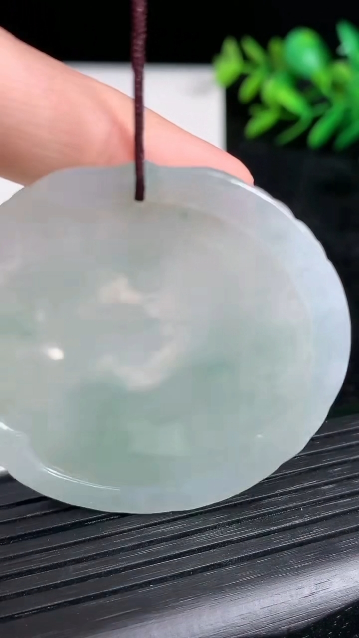 天然A货翡翠生肖猪吊坠尺寸47.5-48.2-4.9重量:22.56g
3月21日