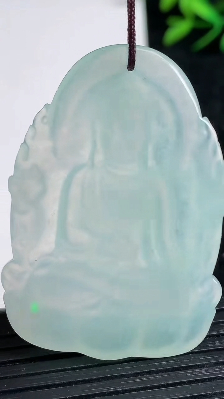天然A货翡翠阿弥陀佛吊坠尺寸47.2-32.4-5.2重量:18.33g
3月21日