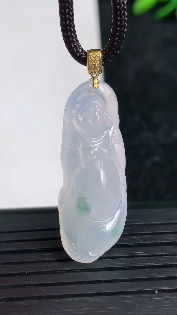 天然A货翡翠种飘花逍遥佛吊坠尺寸33.8-12.8-6.8重量:5.47g
3月21日