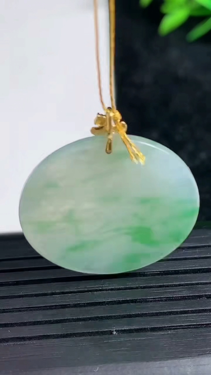 天然A货翡翠无事牌吊坠尺寸25.7-1.2重量:3.34g
3月21日