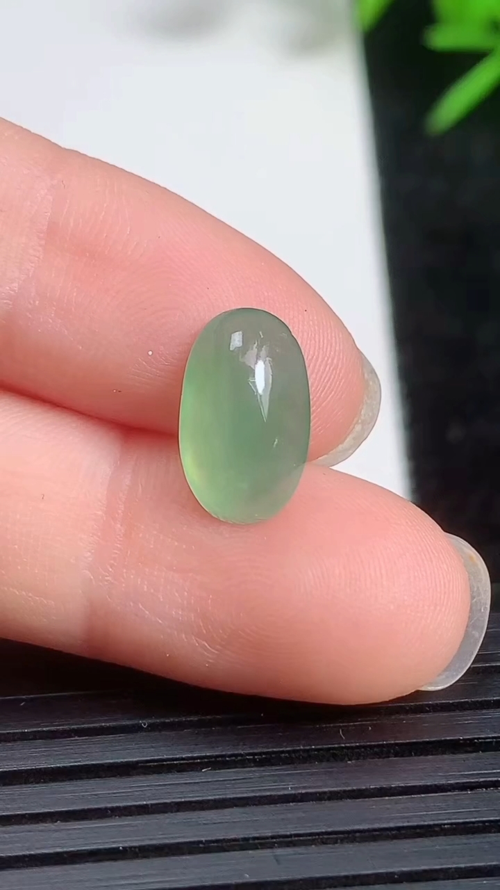 天然A货翡翠蛋面镶嵌件尺寸11-6.4-3.4重量:0.49g
3月21日