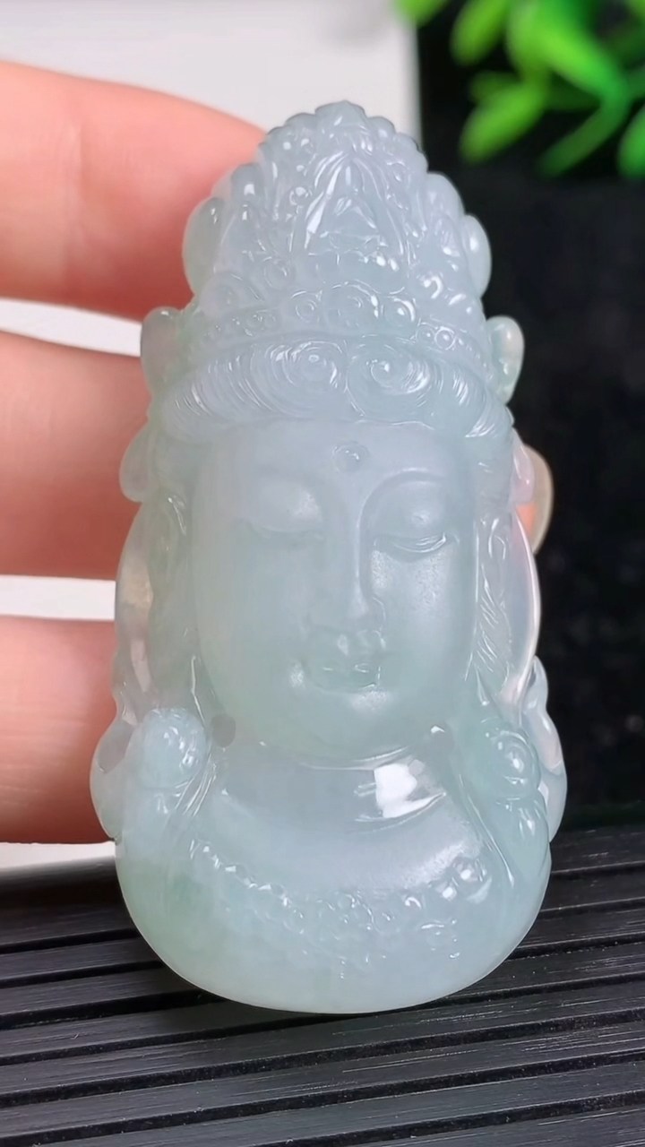 天然A货翡翠观音头吊坠尺寸52.7-25.5-11.8重量:29.66g
3月21日