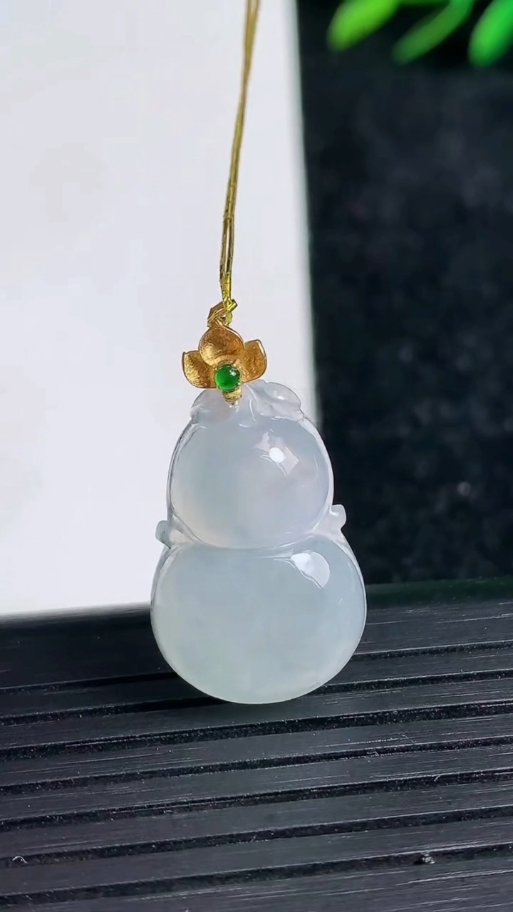 天然A货翡翠种白冰葫芦吊坠尺寸21.9-14.1-4.9重量:3.14g
3月21日