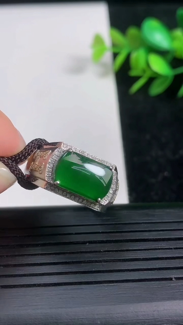 天然A货翡翠马鞍戒指尺寸19.2-12.4-7.7重量:4.45g2026年3月21日
工厂直销收藏佳品,种好水足，色泽均匀，有种有色，上手高大气！