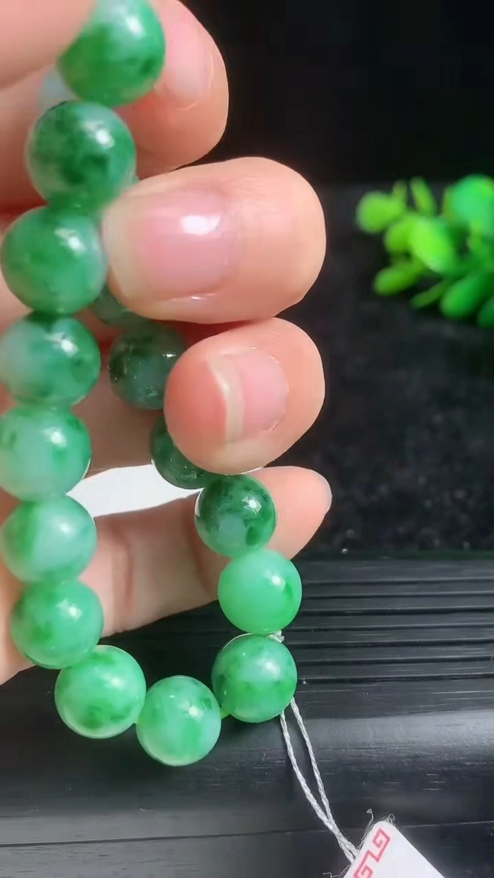天然A货翡翠圆珠手串尺寸8.8-20颗重量:27.65g3月21日
工厂直销收藏佳品,种好水足，色泽均匀，有种有色，上手高大气！