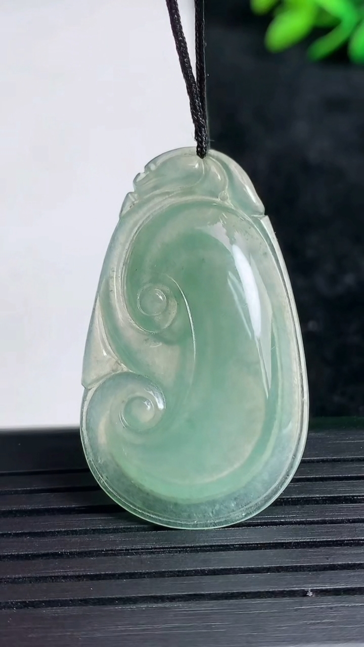 天然A货翡翠如意吊坠尺寸37.8-21.8-4.3重量:5.81g
3月21日