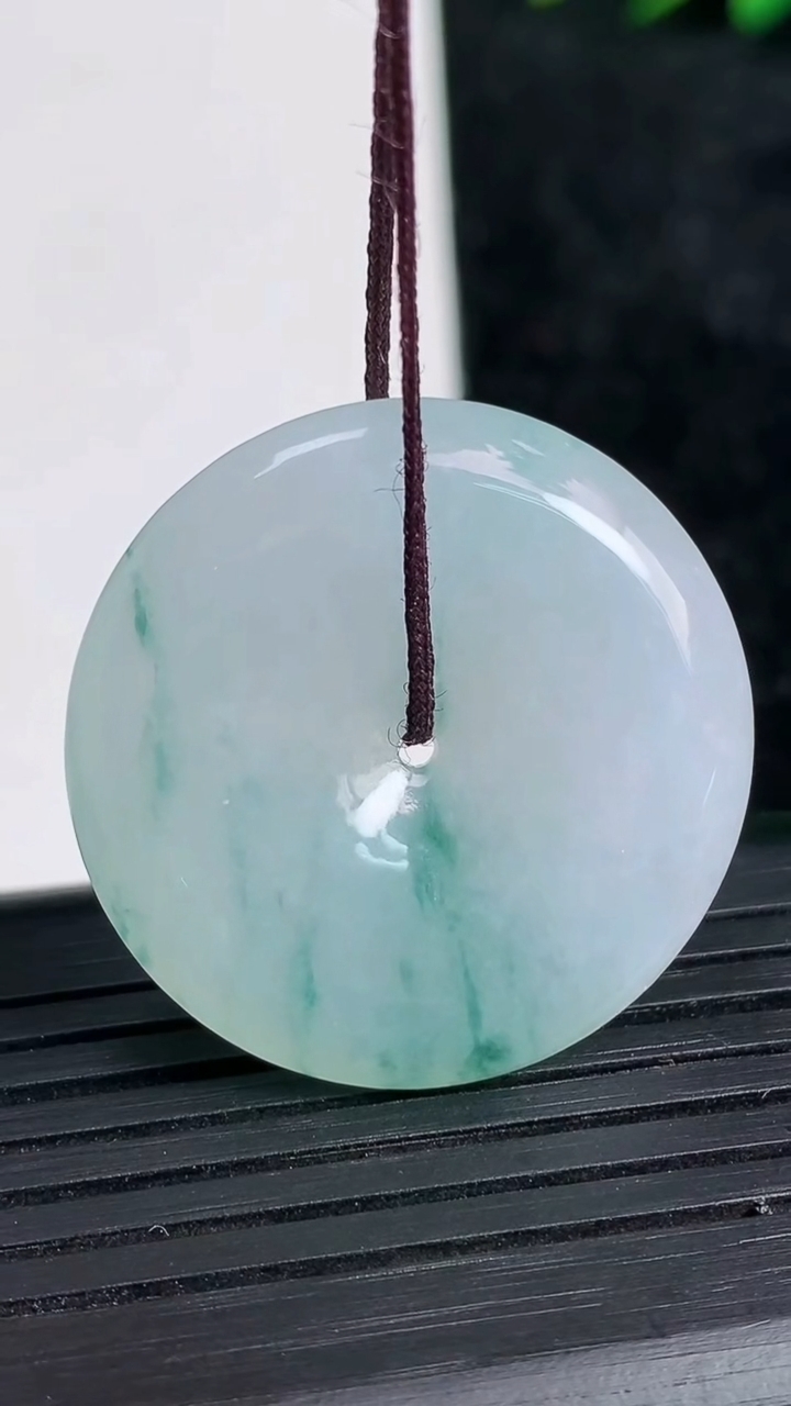 天然A货翡翠飘花平安扣吊坠尺寸29.2-6重量:11.52g
3月21日