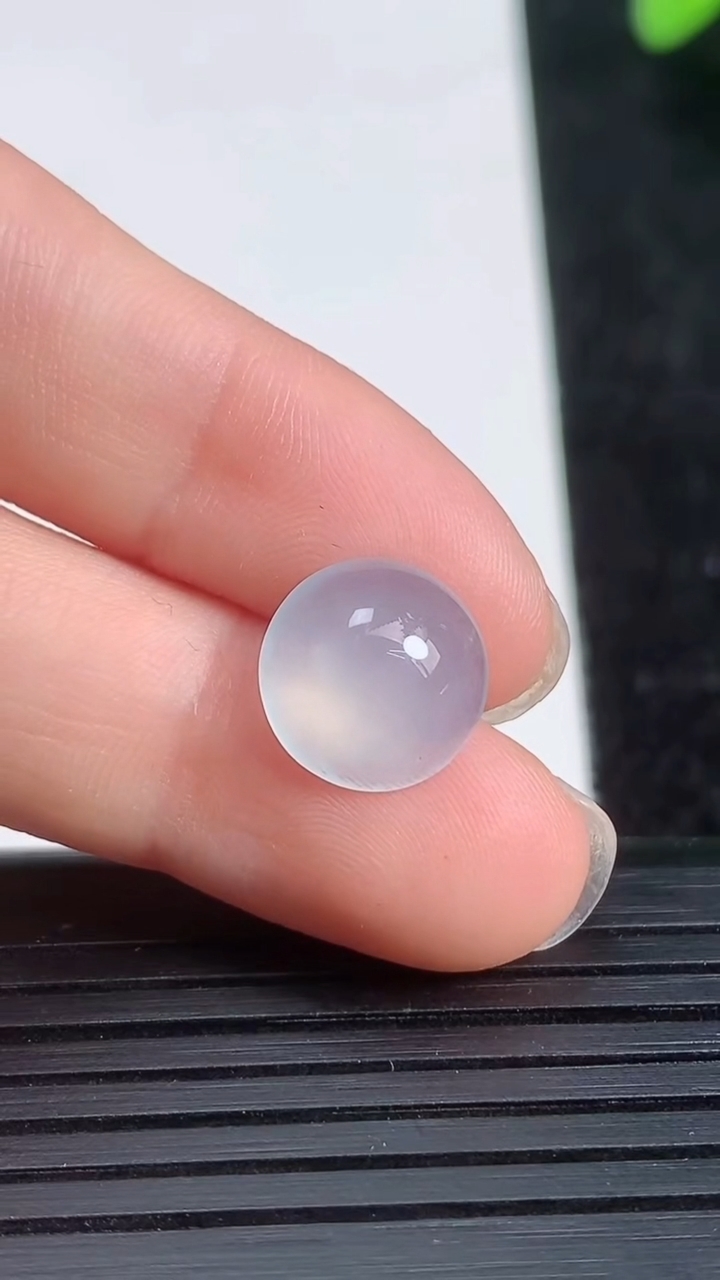 天然A货翡翠蛋面镶嵌件尺寸10.5-4.5重量:0.90g
3月21日