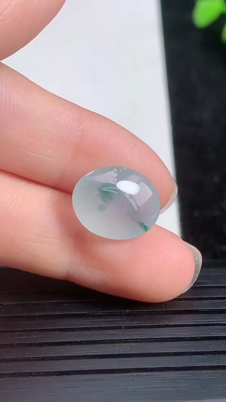 天然A货翡翠冰种飘花蛋面镶嵌件尺寸13.9-10.8-6重量:1.88g
3月21日