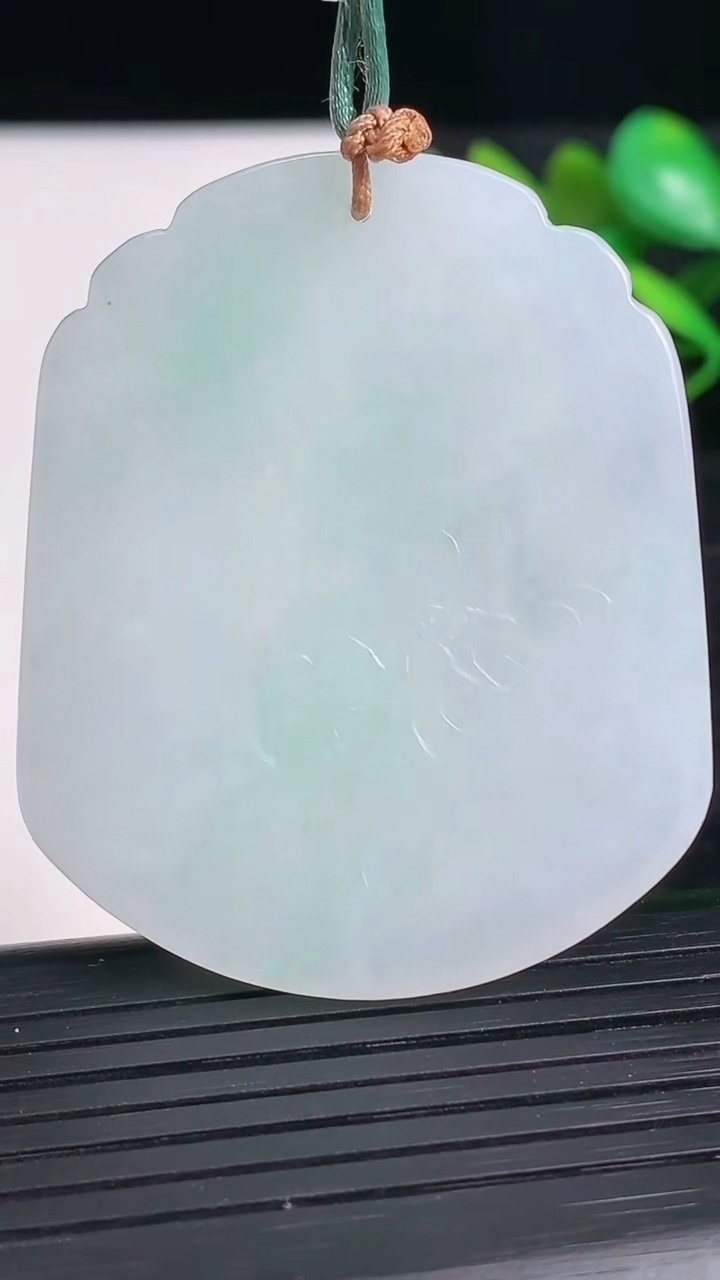 天然A货翡翠文殊菩萨吊坠尺寸49.8-41.4-5.7重量:26.10g
3月21日