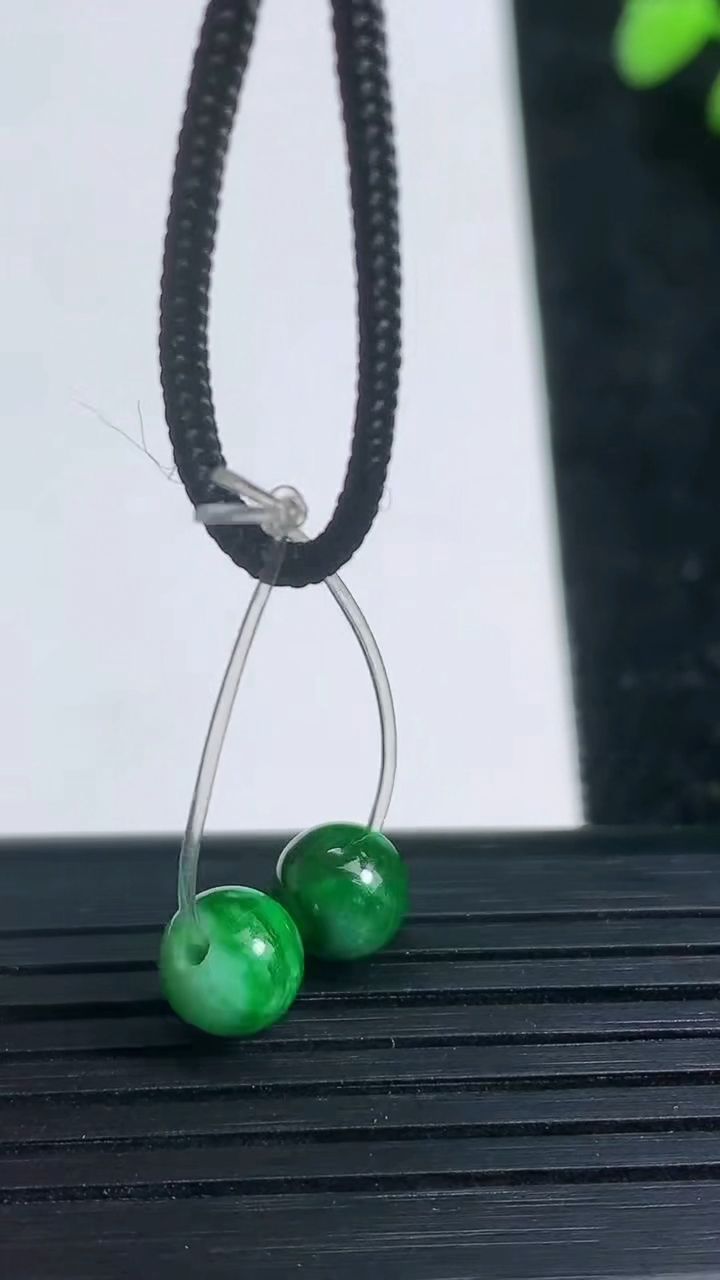 天然A货翡翠圆珠吊坠一对尺寸6.7重量:1.24g3月21日
工厂直销收藏佳品,种好水足，色泽均匀，有种有色，上手高大气！