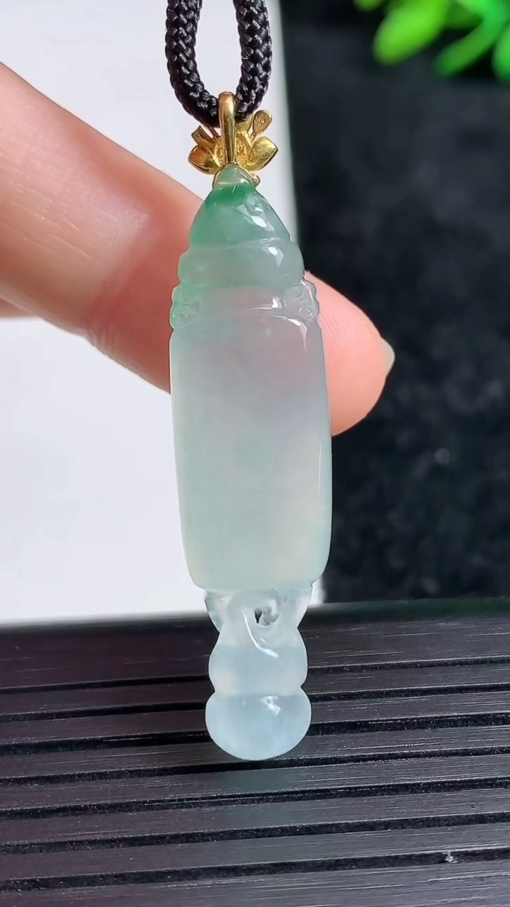 天然A货翡翠花瓶吊坠尺寸27.9-9.7-6.6重量:5.66g
3月21日