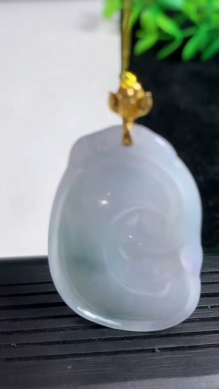 天然A货翡翠18K金紫罗兰飘花如意吊坠尺寸40-24.3-5.2重量:10.31g
3月21日