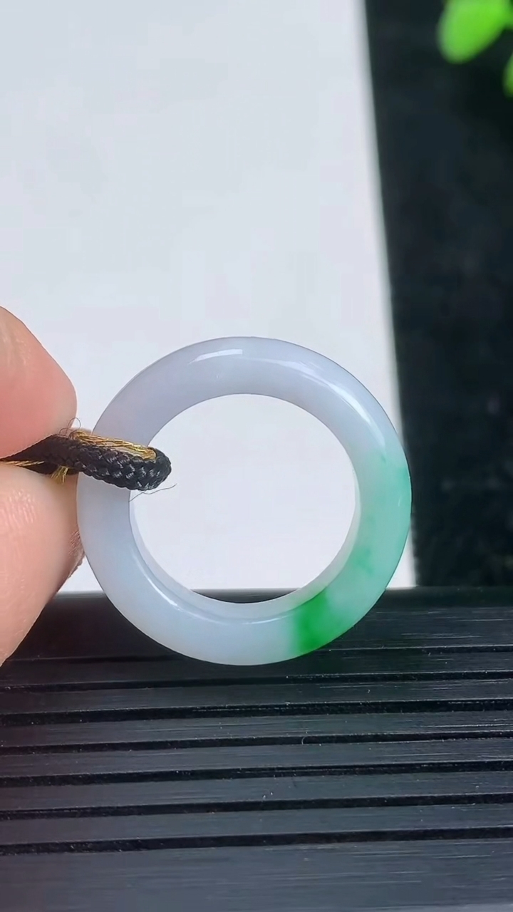 天然A货翡翠指环戒指尺寸16.2-5.3-3.5重量:3.86g2026年3月21日
工厂直销收藏佳品,种好水足，色泽均匀，有种有色，上手高大气！