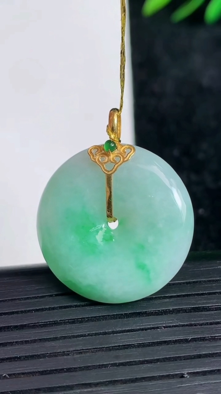 天然A货翡翠平安扣吊坠尺寸24.4-5.4重量:7.92g
3月21日