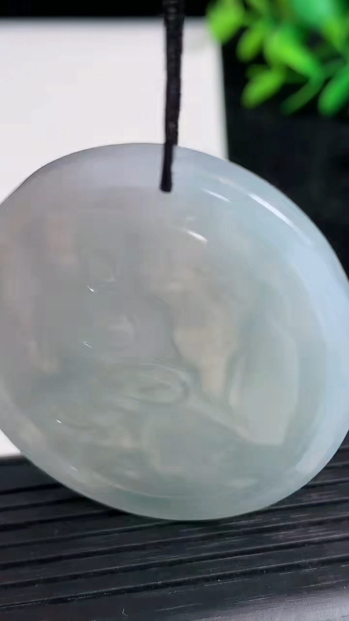 天然A货翡翠文殊菩萨吊坠尺寸47.5-40.3-4.6重量:20.35g
3月21日