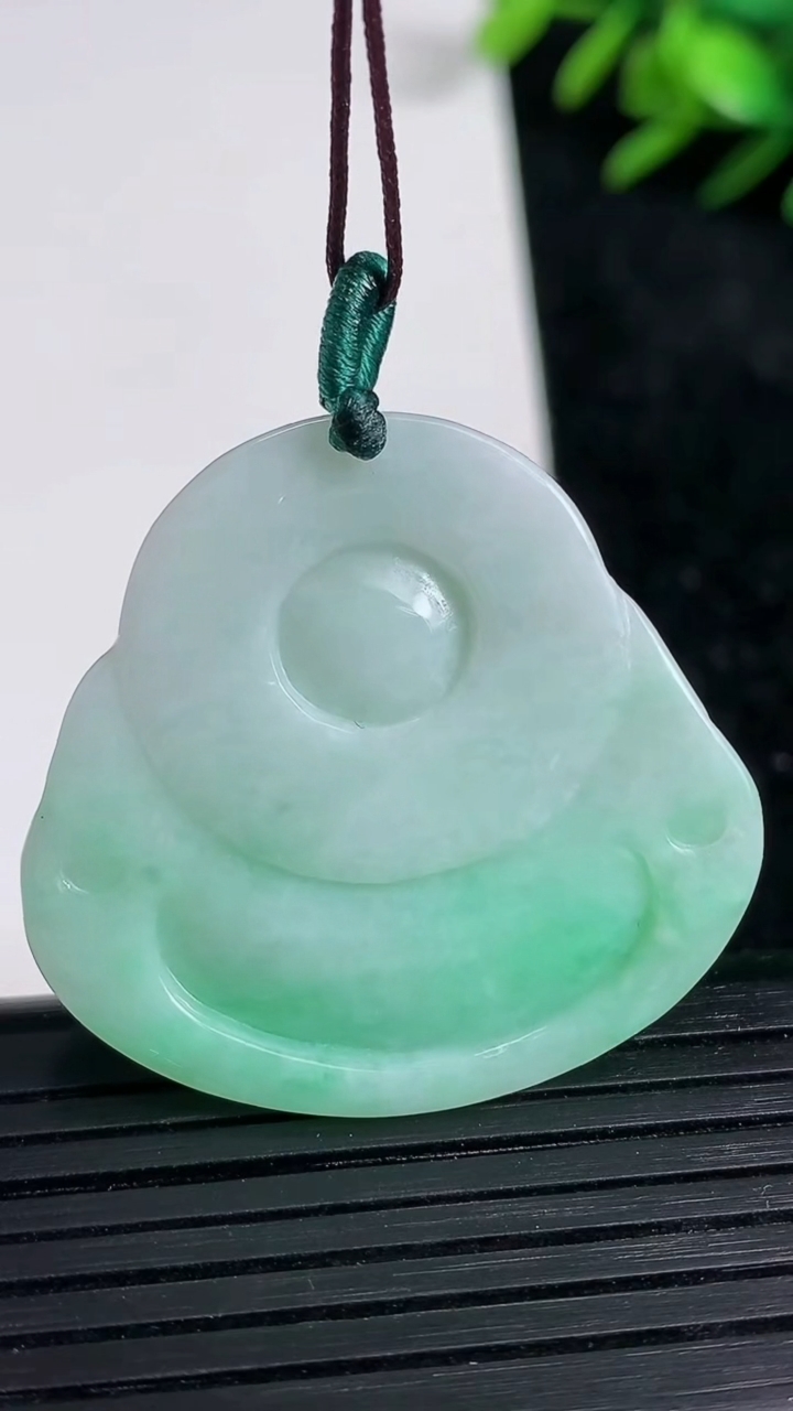 天然A货翡翠佛公吊坠尺寸33.3-35.6-5.3重量:11.44g
3月21日